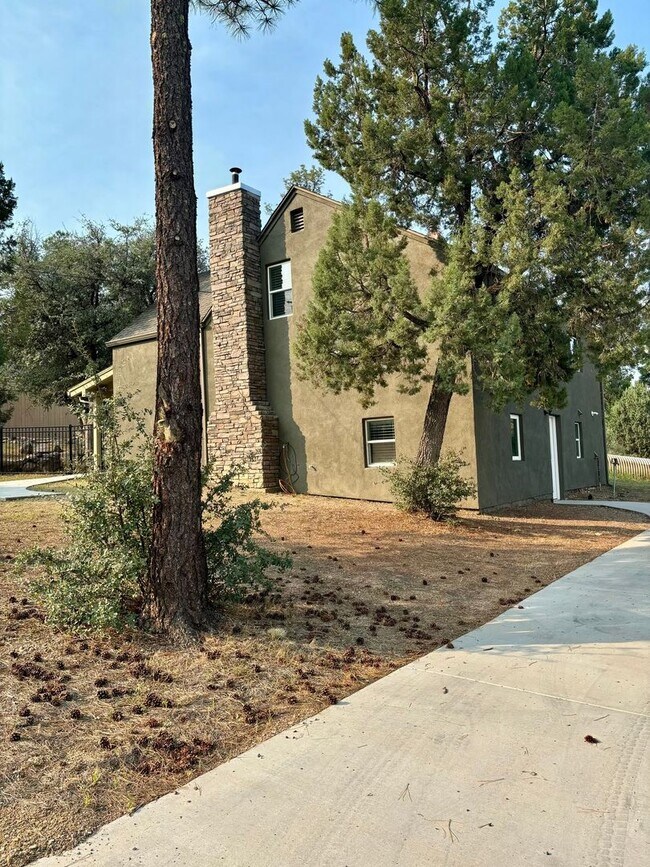 Building Photo - Beautiful 2100 sq ft Prescott home, 4 bed 2 bath with large upstairs loft on almost an acre of land!