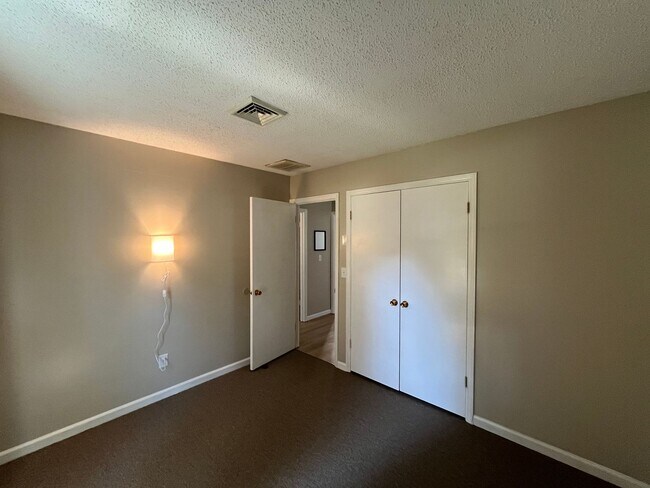 Building Photo - 1681 Village Pl
