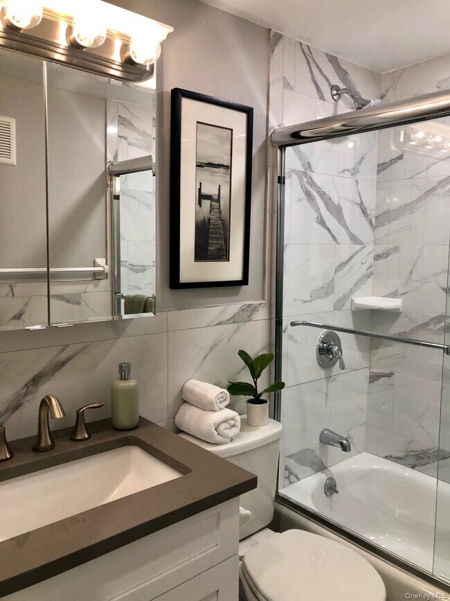 Building Photo - 10 Westwood Dr