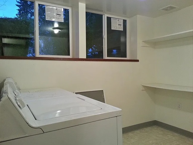 Building Photo - Spacious split entry home