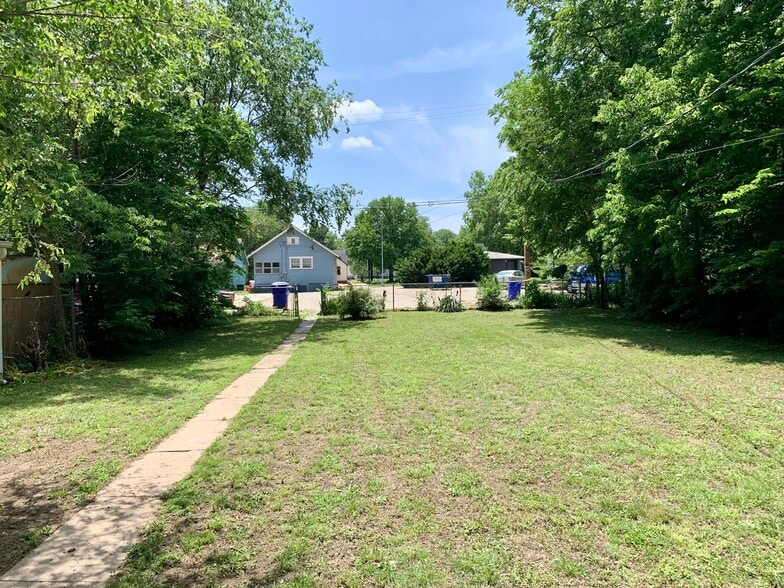 Backyard - 821 W 7th St