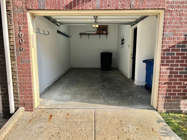 Building Photo - 3 Bed, 2.5 Bath Townhome 1 Mile from Downtown Franklin