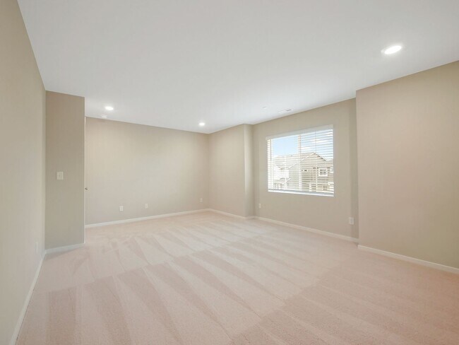 Building Photo - 4 Bed and 2.5 Bath Stunning Single-family ...
