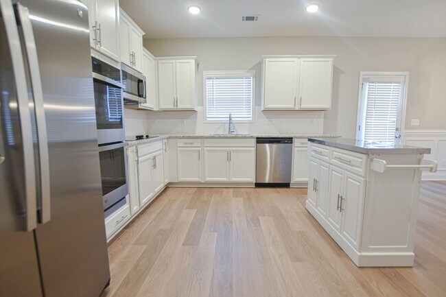 Building Photo - Fantastic Four Bedroom with Bonus!