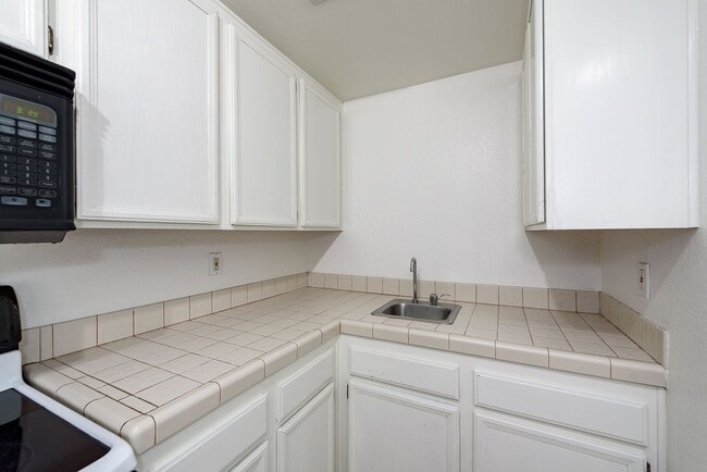 Building Photo - Convenient, Spacious Townhome for Rent in ...
