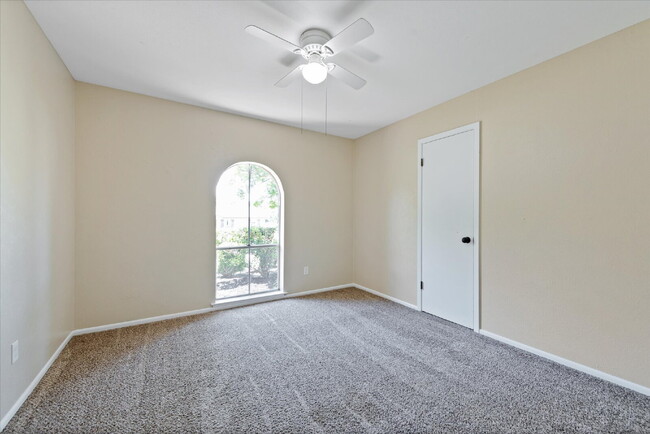 Building Photo - "Spacious 4-Bedroom Hardwood & Granite Fin...