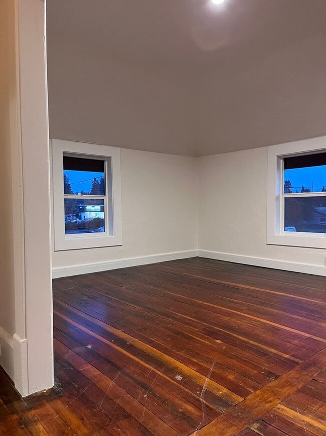 Building Photo - Large renovated 2 bedroom apartment in the...
