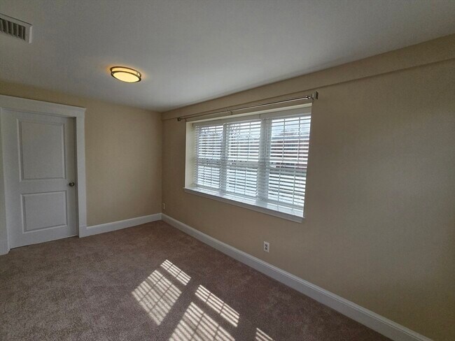 Building Photo - 288 Pleasant St