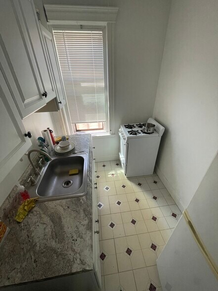 Primary Photo - 380 Riverway