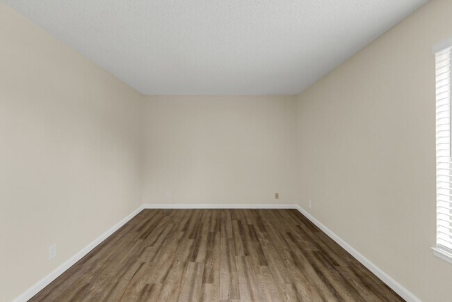 Building Photo - Great 2 Bedroom Condo in Gated Community