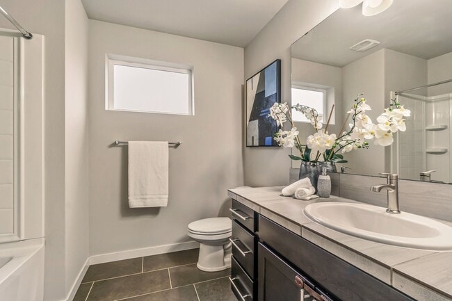 Building Photo - Modern Tri-Level 4BD/3.5BTH Townhouse in Lynnwood for Rent! Pet Friendly!