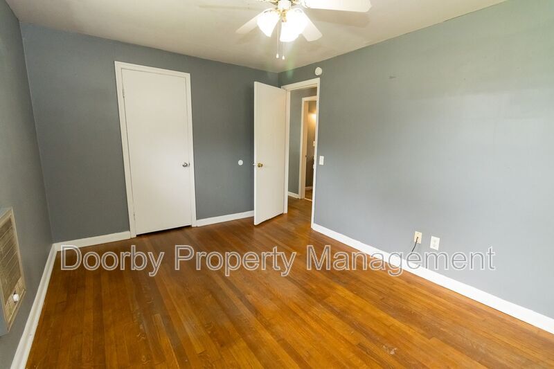 Building Photo - 8325 Oak Dr