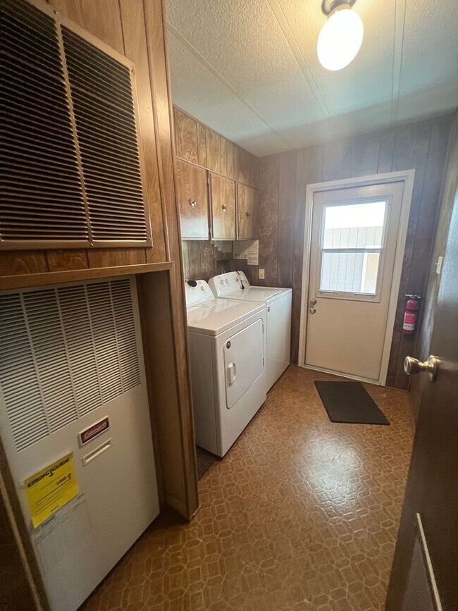 Building Photo - Three Bedroom Rental Home on Acreage! Pets Okay! Available Now!