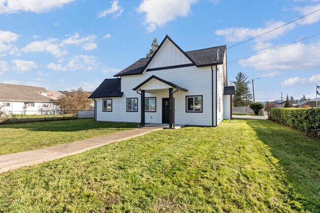 Building Photo - 413 S Trade St