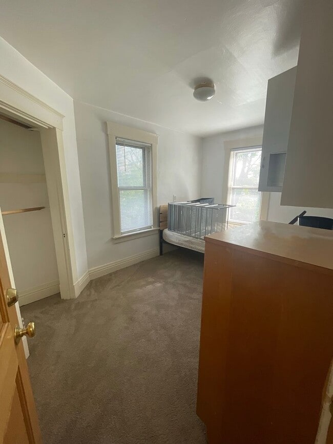 Building Photo - 841 E University Ave