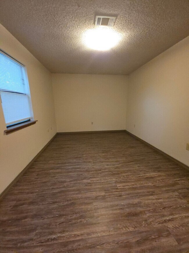 Building Photo - 300 N Hartford Ave