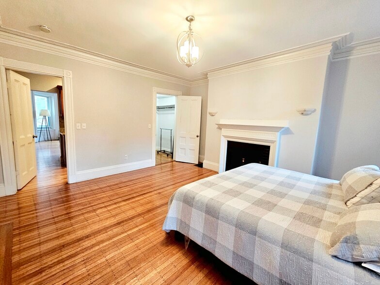 Building Photo - 425 Marlborough St