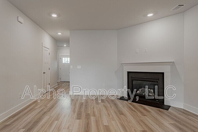 Building Photo - 30 Mardale Ln