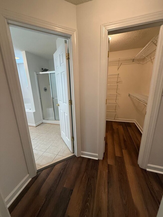 Building Photo - Move In Ready Condo