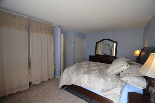 Building Photo - Warrior's Mark Condo!  Walk to town and on the bus route! Pet negotiable!