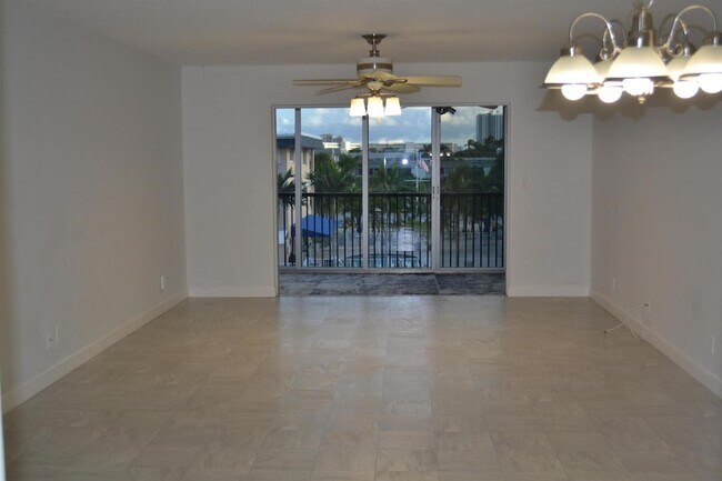 Building Photo - 124 Shore Ct
