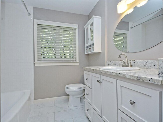 Building Photo - 2600 Twin Oaks Dr