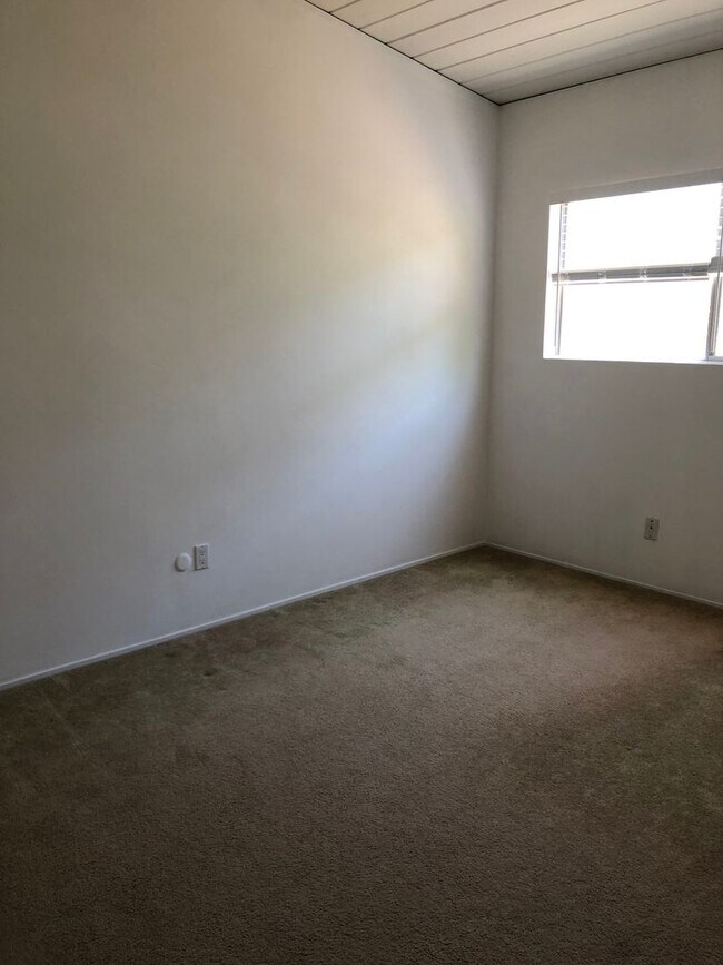 Building Photo - Spacious Single Story 4 bed 2 bath home in Serra Mesa w/2 car garage