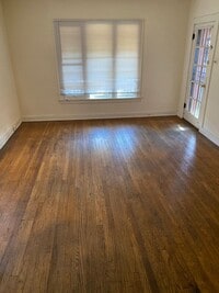 Building Photo - 1 Bedroom with Basement & Enclosed Yard
