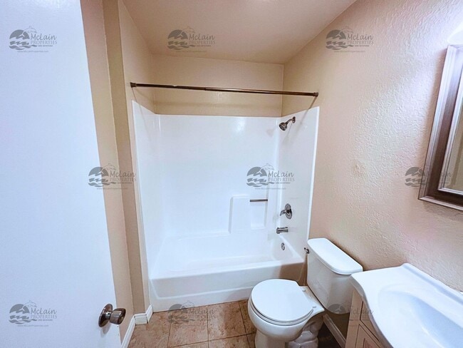 Building Photo - 3 Bed/2 Bath Two Story Townhome in Gated Community