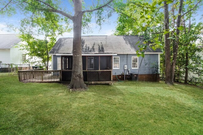 Building Photo - Amazing 3 Bedroom Home