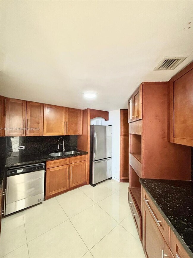 Building Photo - 801 Brickell Bay Dr