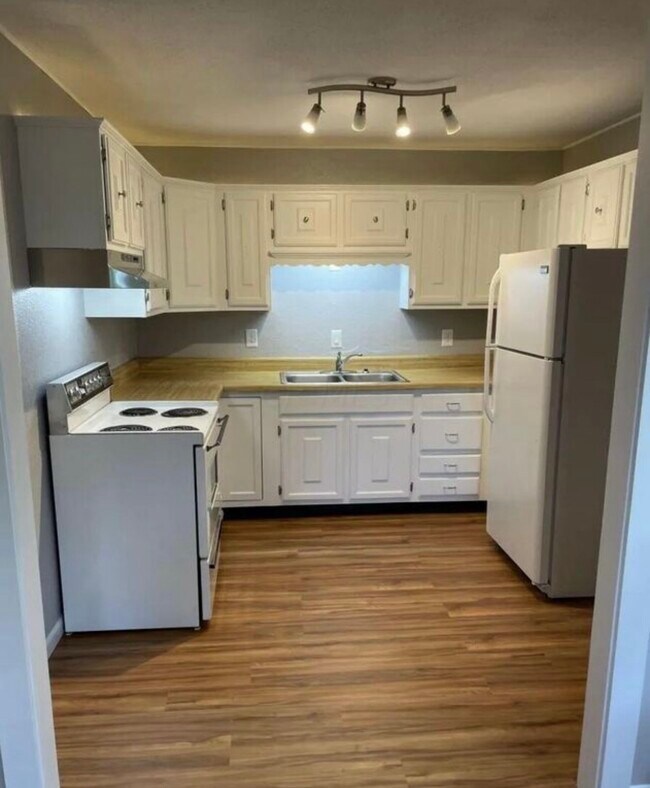 Building Photo - 41059 Park Rd