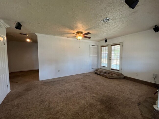 Building Photo - 107 NE 6th St