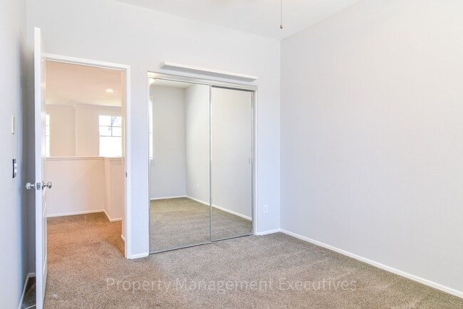 Building Photo - Beautiful 4 Bed, 3.5 Bath Townhouse