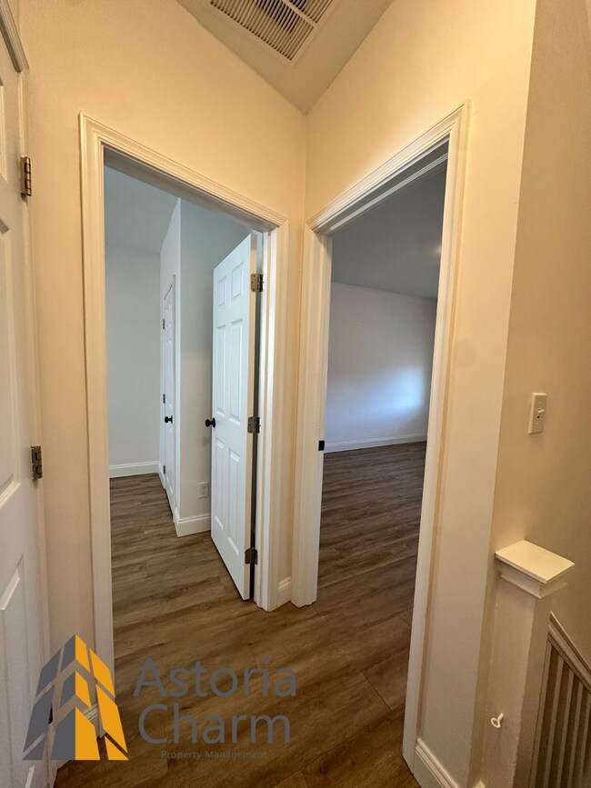 Building Photo - 3 Bedroom or 2 Bedroom with Den featuring Fenced Yard and Updated Kitchen