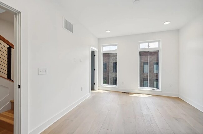 Building Photo - 526 Riverfront Ln