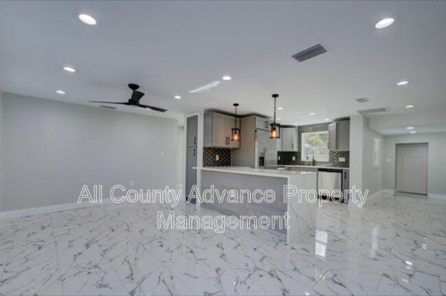 Building Photo - 425 Orangewood Dr