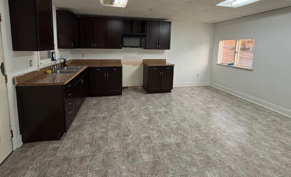 Building Photo - 403 Ormsby Ave