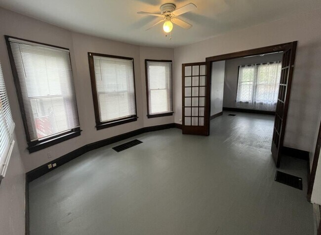 Building Photo - 558 Lilley Ave