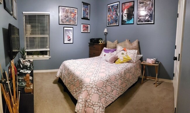 Building Photo - Fantastic home located in West Hill