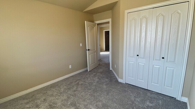 Building Photo - 6 Bedroom, 3.5 Bathroom Single Family Home in Layton Available June 1st!