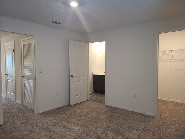 Building Photo - Beautiful 2-Bedroom Townhouse in Tampa | Brand New Paint & Vinyl Floors!