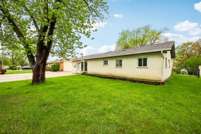 Building Photo - 670 Lakeview Ln