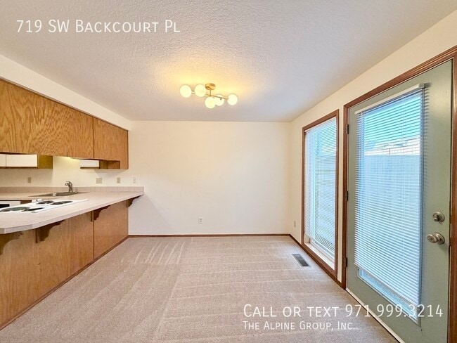 Building Photo - 719 SW Backcourt Pl