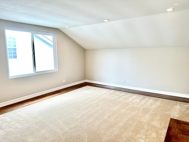 Building Photo - Large 5 Bedroom Single Family Home Near Da...