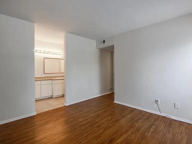 Building Photo - 3431 N Hills Dr