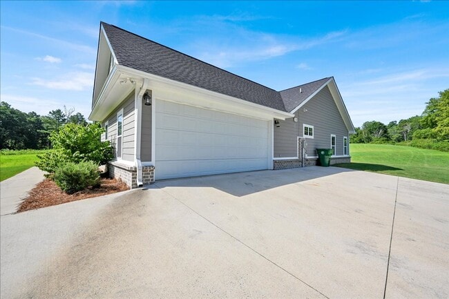 Building Photo - Country Craftsman