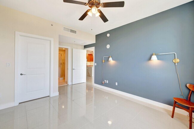 Building Photo - 315 NE 3rd Ave