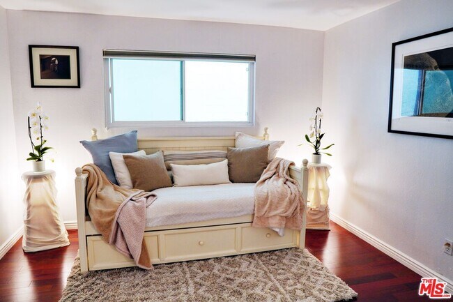 Building Photo - 2418 Graham Ave