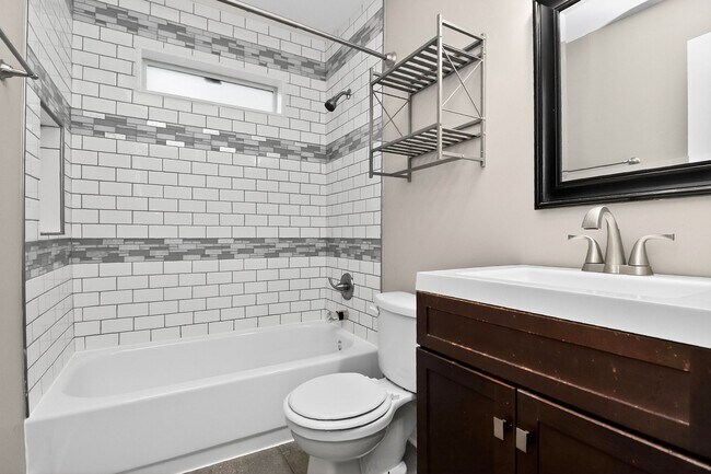 Building Photo - Beautiful 2 Bedroom Belmont Bungalow